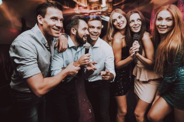 Neşeli. Gülümse. Gülümseyen kız. Şarkıları söyleyerek. Güzel kızlar. Arkadaşlar Karaoke kulüpte. Karaoke Club. Kutlama. Genç insanlar. Parti Maker. Kızlar şarkı. Gözde gece kulübü. İyi eğlenceler.
