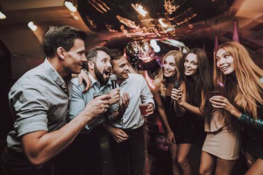 Gülümseyen kız. Vokal savaş. Neşeli. Şarkıları söyleyerek. Güzel kızlar. Arkadaşlar Karaoke kulüpte. Karaoke Club. Kutlama. Genç insanlar. Parti Maker. Kızlar şarkı. Gülümse. Gözde gece kulübü. İyi eğlenceler.