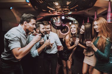 Vokal savaş. Neşeli. Gülümse. Gülümseyen kız. Şarkıları söyleyerek. Güzel kızlar. Arkadaşlar Karaoke kulüpte. Karaoke Club. Kutlama. Genç insanlar. Parti Maker. Kızlar şarkı. Gözde gece kulübü. İyi eğlenceler.