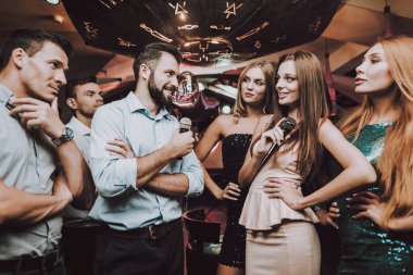 Savaş. Neşeli. Şarkıları söyleyerek. İyi eğlenceler. Güzel kızlar. Arkadaşlar Karaoke kulüpte. Karaoke Club. Kutlama. Genç insanlar. Parti Maker. Kızlar şarkı. Gülümse. Gözde gece kulübü. Gülümseyen kız.