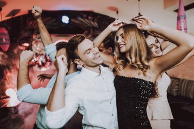 Arkadaş grubu dans Bar. Yakışıklı Man.Beautiful Club.Man kadınla dans Girl.Dancing. Ön plan. Şarkı söyleyen arkadaşlar arkasında. Genç insanlar. Karaoke Club. İnsanlar dans. Büyük ruh. Gülümseyen kız.