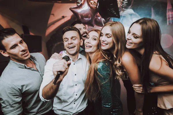 Tolle Stimmung Jugendliche Tanzclub Singen Mikrofon Trendiger Moderner Nachtclub Partymacher — Stockfoto