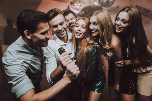 Ragazzi Solo Ottimo Umore Giovani Dance Club Canta Microfono Discoteca — Foto Stock