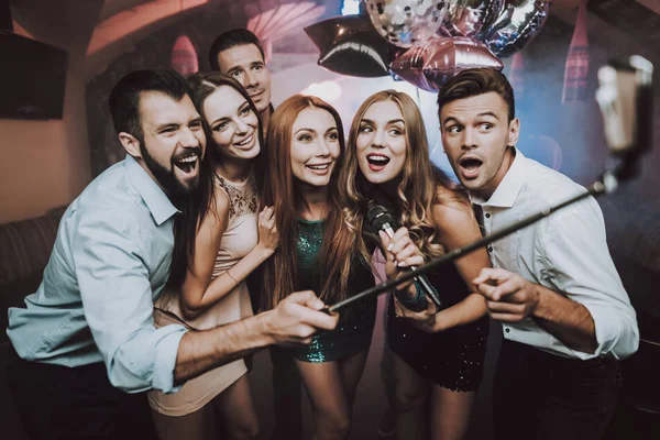 Selfie Club Ungdomar Sjunga Låtar Bra Humör Karaoke Club Firandet — Stockfoto