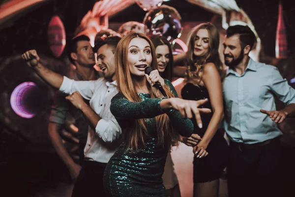 Solo Discoteca Alla Moda Donna Verde Vestiti Canzoni Cantanti Begli — Foto Stock