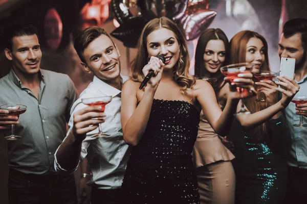 Selfie Σόλο Φίλοι Στο Club Καραόκε Λέσχη Καραόκε Celebration Sing — Φωτογραφία Αρχείου