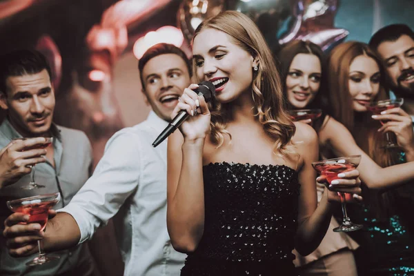 Canta Bebe Vestido Negro Trendy Nightclub Diviértete Antecedentes Alegre Chica — Foto de Stock