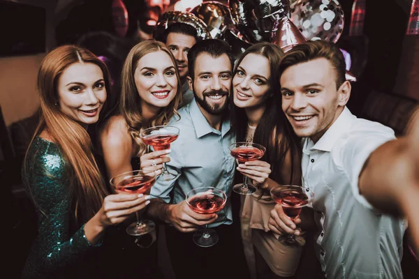 Kokteyller Arkadaş Grubu Selfie Arkadaşlar Karaoke Kulüpte Karaoke Club Yakışıklı — Stok fotoğraf