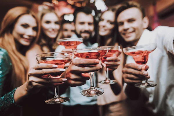 Röda Drinkar Vackra Kläder Firandet Nattklubb Selfie Med Vänner Vänner — Stockfoto