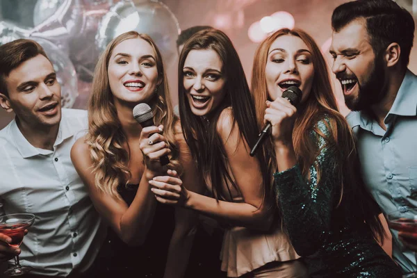 Que Alegria Sorri Rapariga Sorridente Cantando Canções Meninas Bonitas Amigos — Fotografia de Stock