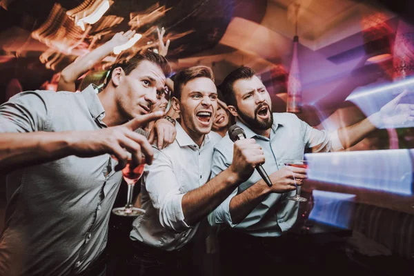 Selfie Club Młodzi Ludzie Śpiewają Piosenki Świetny Nastrój Klub Karaoke — Zdjęcie stockowe