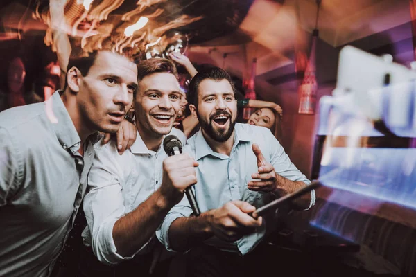 Unga Människor Dansklubb Sjunga Microphone Nightclub Parti Maker Födelsedag Karaoke — Stockfoto