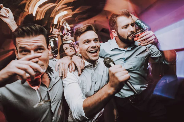 Festeggiamenti Discoteca Selfie Con Gli Amici Begli Uomini Amici Karaoke — Foto Stock