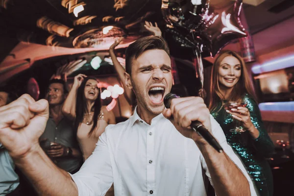 Zingen Mannen Microfoon Geweldige Sfeer Zingen Karaoke Karaoke Club Celebration — Stockfoto