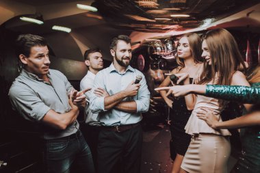 Neşeli. Şarkıları söyleyerek. İyi eğlenceler. Güzel kızlar. Arkadaşlar Karaoke kulüpte. Karaoke Club. Kutlama. Parti Maker. Kızlar şarkı. Gülümse. Gözde gece kulübü. Gülümseyen kız. Müzikal savaşı. En iyi şarkıcı.