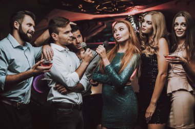 En iyi şarkıcı. Müzikal savaşı. Şarkıları söyleyerek. Gülümseyen kız. İyi eğlenceler. Güzel kızlar. Arkadaşlar Karaoke kulüpte. Karaoke Club. Kutlama. Genç insanlar. Parti Maker. Kızlar şarkı. Gülümse. Gözde gece kulübü.