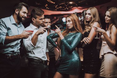 Karaoke Club. Kutlama. Genç insanlar. En iyi şarkıcı. Müzikal savaşı. Şarkıları söyleyerek. Gülümseyen kız. İyi eğlenceler. Güzel kızlar. Arkadaşlar Karaoke kulüpte. Parti Maker. Kızlar şarkı. Gülümse. Gözde gece kulübü.