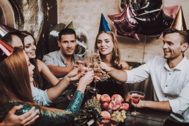 İyi eğlenceler. Doğum günü. Büyük ruh. Kutlama. Şampanya. Genç insanlar. Karaoke Club. Gülümseyen kız. Bar. Yakışıklı adam. Güzel kızlar. Tatil kavramı. Modaya uygun Modern gece kulübü. Balon.