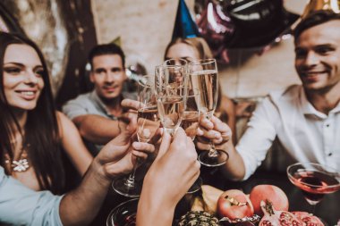 Doğum günü. Modaya uygun Modern gece kulübü. İyi eğlenceler. Büyük ruh. Kutlama. Şampanya. Genç insanlar. Karaoke Club. Gülümseyen kız. Bar. Yakışıklı adam. Güzel kızlar. Tatil kavramı balon.