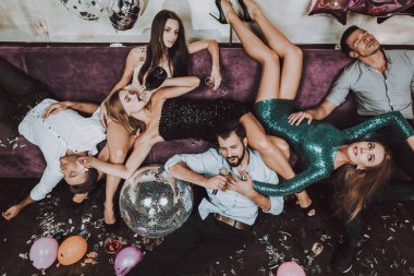 Partiden sonra. Dinlenme. Balon. Konfeti. Kutlama. İyi eğlenceler. Şampanya. Doğum günü. Hediye. Büyük ruh. Modaya uygun Modern gece kulübü. Genç insanlar. Karaoke Club. Gülümseyen kız. Bar. Tatil kavramı.