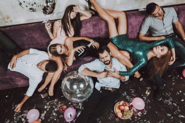 Balon. Konfeti. Partiden sonra. Dinlenme. Kutlama. İyi eğlenceler. Şampanya. Doğum günü. Hediye. Büyük ruh. Modaya uygun Modern gece kulübü. Genç insanlar. Karaoke Club. Gülümseyen kız. Bar. Tatil kavramı.