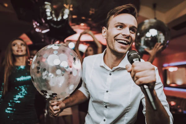 Singen Karaoke Männer Spaß Haben Tolle Stimmung Ballon Karaoke Club — Stockfoto