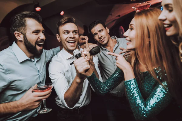 Ledy Green Duett Trendiger Nachtclub Spaß Haben Kleid Hintergrund Fröhlich — Stockfoto