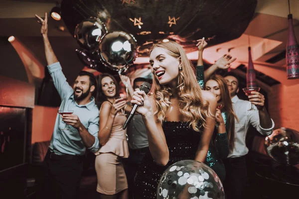 Singing Songs Black Dress Have Fun Celebration Background Trendy Nightclub — Stock Photo, Image