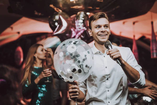 Concepto Vacaciones Gente Bailando Gran Humor Jóvenes Club Baile Canta — Foto de Stock