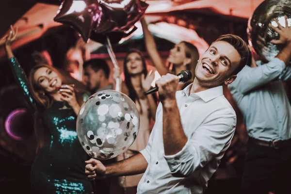Ballonnen Vakantie Concept Dansende Mensen Geweldige Sfeer Jonge Mensen Dansclub — Stockfoto