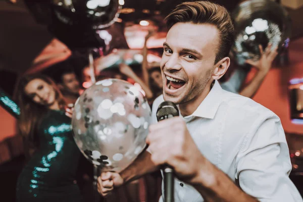 Nagyszerű Hangulat Léggömb Énekelni Karaoke Férfiak Karaoke Klub Ünnepe Dance — Stock Fotó