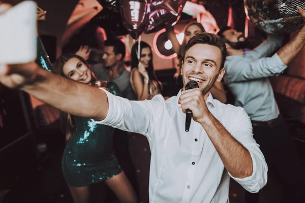 Baw Się Dobrze Świetny Nastrój Śpiewać Karaoke Mężczyzn Klub Karaoke — Zdjęcie stockowe