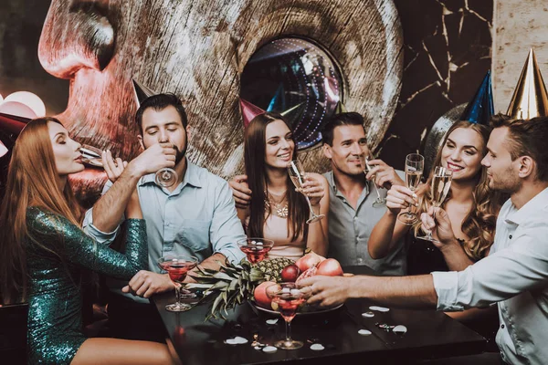 シャンパン 誕生日 楽しんでください バルーン 素晴らしい気分 トレンディな近代的なナイトクラブ お祝い 若い人たち カラオケ クラブ — ストック写真