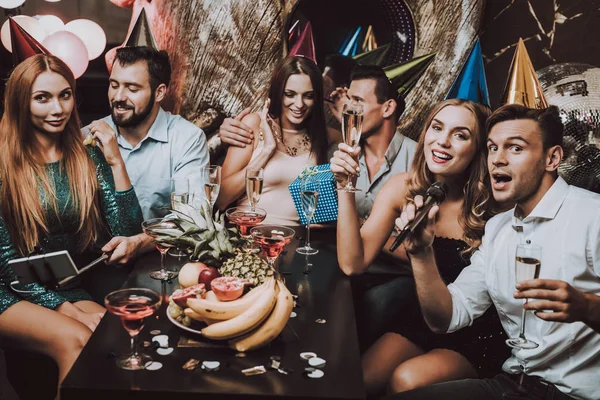 Canção Aniversário Grande Humor Diverte Champanhe Balão Clube Noturno Moderno — Fotografia de Stock