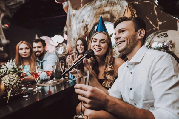 Karaoke Para Aniversário Diverte Grande Humor Champanhe Balão Clube Noturno — Fotografia de Stock