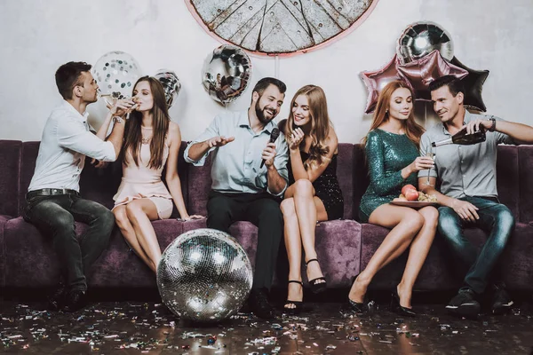 Hediye Eğlenceler Büyük Ruh Şampanya Diğer Çiftler Halinde Songs Birthday — Stok fotoğraf