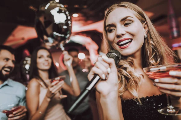 Singen Und Trinken Schwarzes Kleid Trendiger Nachtclub Spaß Haben Hintergrund — Stockfoto