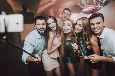 Selfie. Kulüp. Gençler şarkı. Büyük ruh. Karaoke Club. Kutlama. Tatil. İnsanlar dans. Gülümseyen kız. Bar. Dans. Arkadaşlar. Yakışıklı adam. Güzel kızlar. Eğlenceli. Smartphone. Sopa.