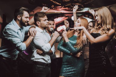 Müzikal savaşı. En iyi şarkıcı. Şarkıları söyleyerek. İyi eğlenceler. Güzel kızlar. Arkadaşlar Karaoke kulüpte. Karaoke Club. Kutlama. Genç insanlar. Parti Maker. Kızlar şarkı. Gülümse. Gözde gece kulübü. Gülümseyen kız.