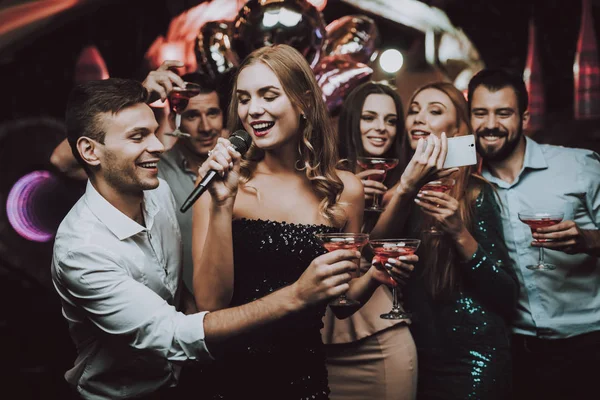 Zingen Drinken Zwarte Jurk Trendy Nachtclub Veel Plezier Achtergrond Vrolijke — Stockfoto