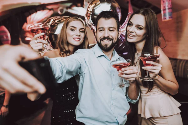 Selfie Con Gli Amici Solo Amici Karaoke Club Karaoke Club — Foto Stock