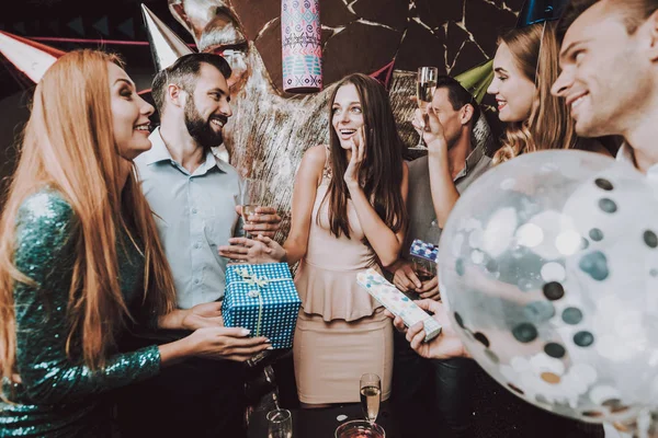 Doğum Günü Hediye Eğlenceler Şampanya Balon Büyük Ruh Modaya Uygun — Stok fotoğraf