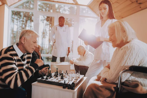 Satranç Oynamak Oturan Kadın Genç Yaşlı Insanlar Üst Düzey Erkek — Stok fotoğraf