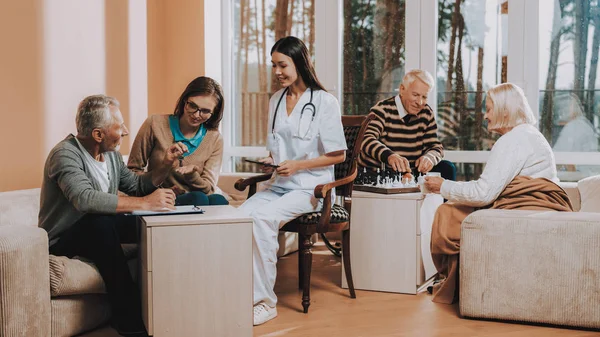 Relaciones Familiares Gente Sentada Casa Los Legados Residencia Persona Jubilada — Foto de Stock