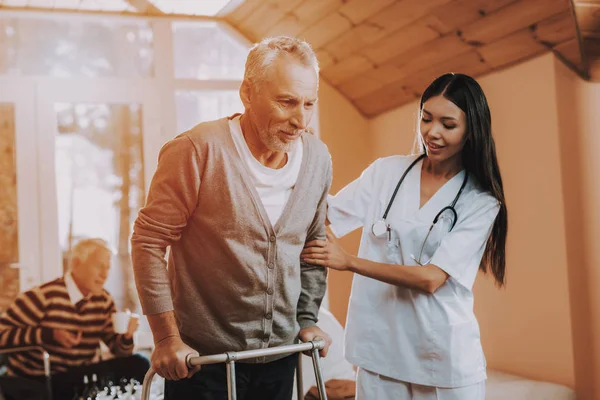 Доктор Поддерживает Человека Пенсионер Картингах Опекун Взрослый Европеец Азиатская Медсестра — стоковое фото