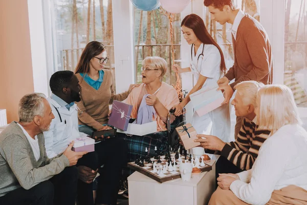 Glückwunsch Sehr Glücklich Geschenke Luftballons Pflegeheim Junge Und Alte Menschen — Stockfoto