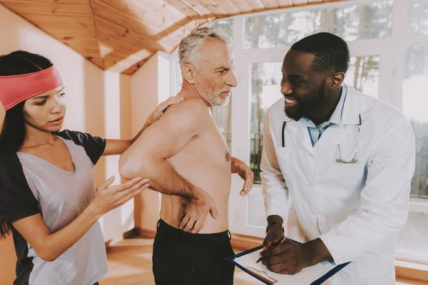 Etkin Emekli Eğlenceler Arkada Sırt Ağrısı Doktorlar Konsültasyon Yetişkin Adam — Stok fotoğraf