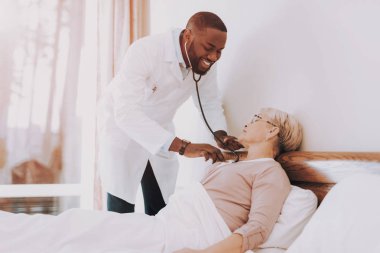 Önlemler nabız ve basınç. Gülümseyen doktor. Yatakta yatıyordu. Konuş. Sick.Interviews hissediyorum. Doktor dolgular Form. Kadınların durumu hakkında söyle. Kağıtları erkeklerle. Doktor inceliyor. Yaşlı hasta. Huzurevi.