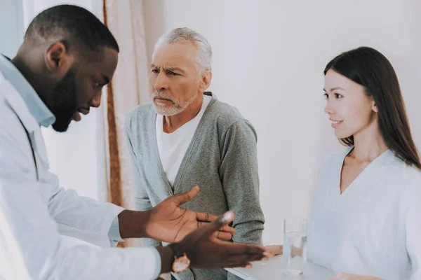 Läkare Säger Sjuksköterska Äldre Hane Patienten Piller Man Hör Mycket — Stockfoto