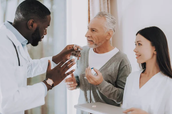 Muy Concentrado Residencia Paciente Con Walker Toma Pastillas Hombre Escucha — Foto de Stock